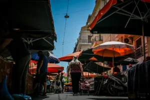 Οικογενειακό νοικοκυριό μπροστά σε λογαριασμούς, με έντονη έκφραση προβληματισμού λόγω ακρίβειας.