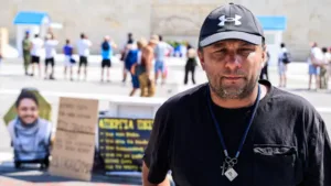 Πάνος Ρούτσι σε απεργία πείνας μπροστά στο Μνημείο του Άγνωστου Στρατιώτη, ζητώντας δικαιοσύνη για τα θύματα του δυστυχήματος στα Τέμπη.