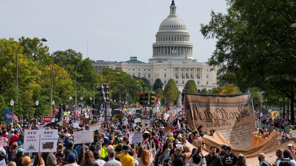 Το No Kings απέναντι στον Τραμπ: Η Αμερική στους δρόμους