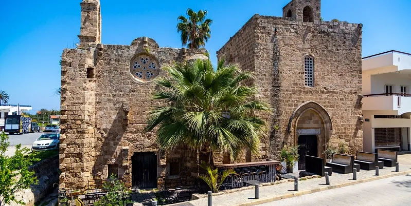 Σάλος στην Κύπρο με εκκλησία στα Κατεχόμενα να μετατρέπεται σε καφέ μπαρ