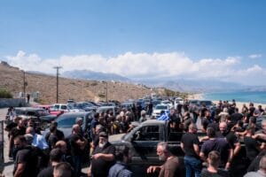 Αγρότες στην Κρήτη κάνουν μπλόκα