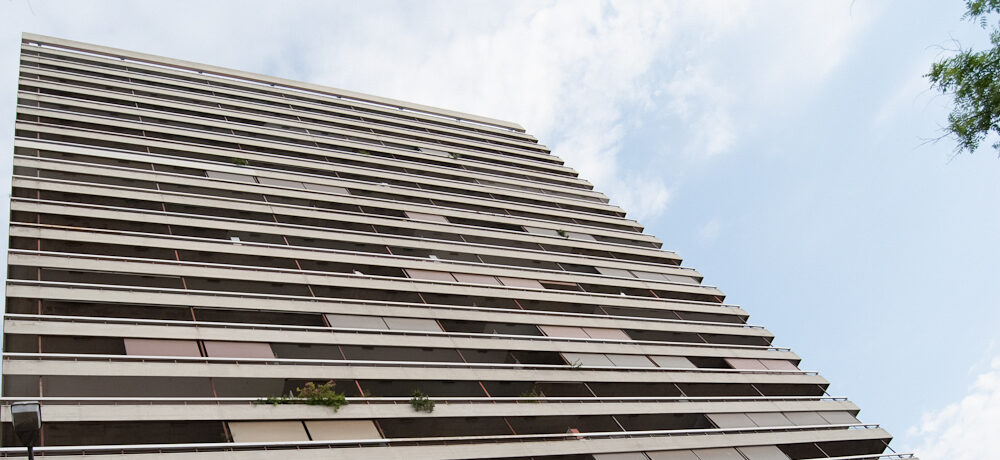 Τραγωδία στους Αμπελόκηπους – 44χρονος άνδρας βρήκε τραγικό θάνατο πέφτοντας από τον 24ο όροφο του Πύργου Απόλλων