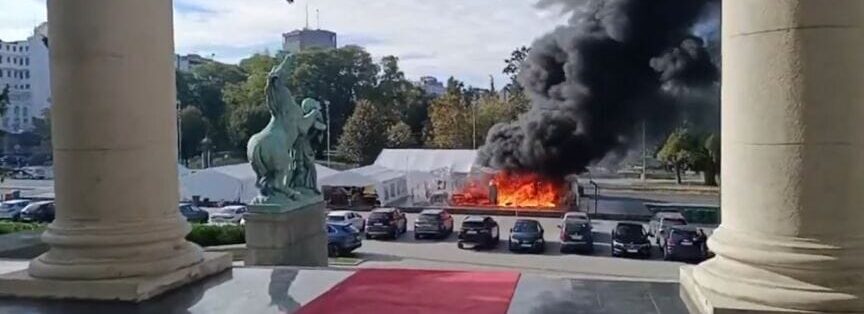 Οι πυροβολισμοί και ο εμπρησμός έξω από το κοινοβούλιο της Σερβίας στο Βελιγράδι προκαλούν πολιτική αναταραχή.