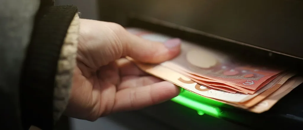 Καθιερώνεται μόνιμο βοήθημα 250 ευρώ για ευάλωτους πολίτες – Τι προβλέπει η νέα διάταξη