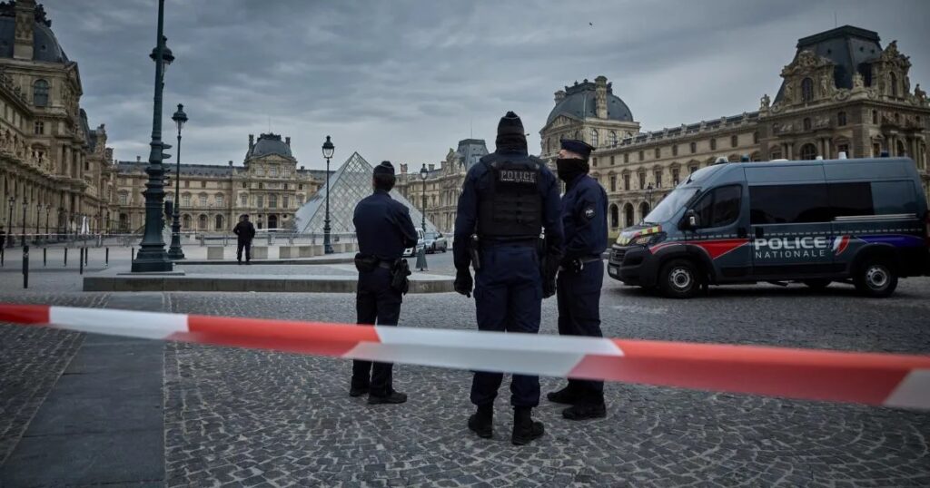 Αστυνομία έξω από το Λούβρο για την κλοπή κοσμημάτων Ναπολέοντα