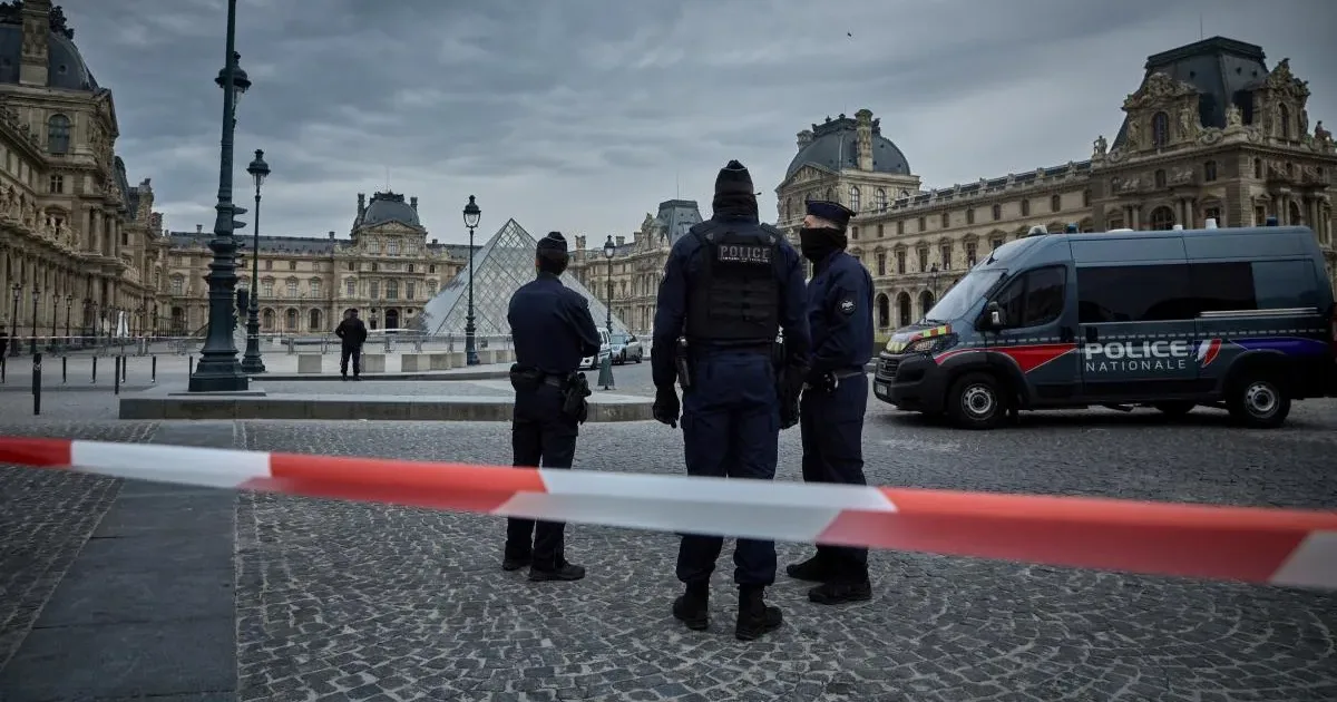 Ληστεία στο Λούβρο: Εννέα κοσμήματα του Ναπολέοντα κλάπηκαν σε επτά λεπτά Αστυνομία έξω από το Λούβρο για την κλοπή κοσμημάτων Ναπολέοντα
