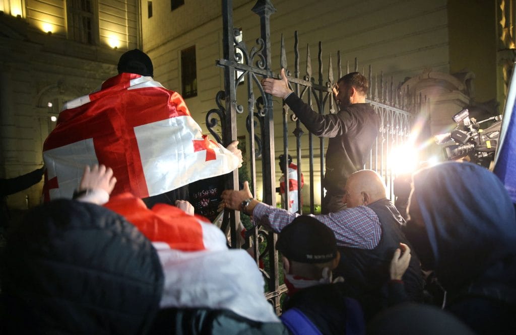 Κρίση στη Γεωργία: Η Τιφλίδα φλέγεται από διαδηλώσεις, εισβολές και διεθνείς πιέσεις