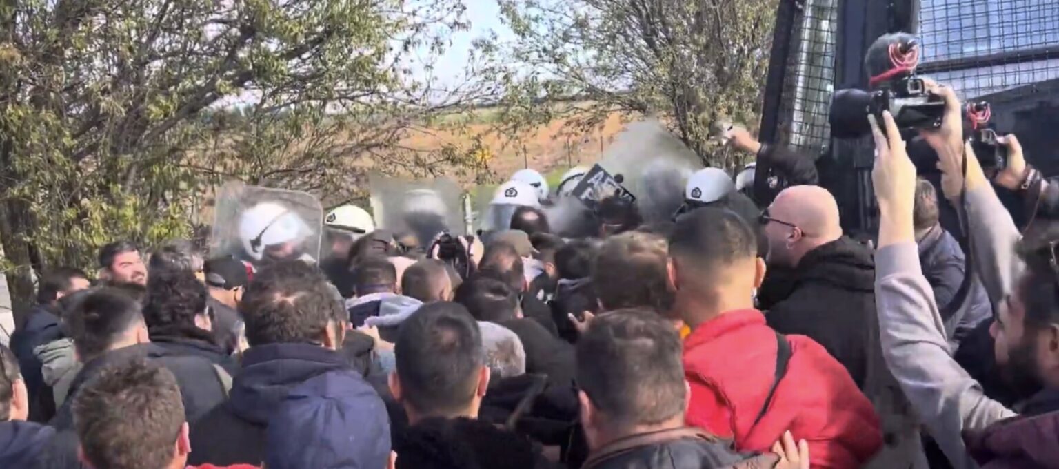 Έκτακτο: Αγρότες παλικάρια με 250 τρακτέρ στον Πλατύκαμπο – Σπασμένα περιπολικά, χημικά και 5 διμοιρίες ΜΑΤ σε μάχη σώμα με σώμα