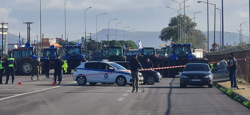 Αγρότες Αλεξανδρούπολη: Μπλόκα, διαμαρτυρίες και η αποχώρηση του Πρωθυπουργού από την πίσω πλευρά του αεροδρομίου