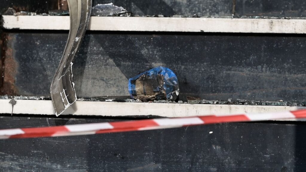 Καμένο γκαζάκι έξω από τα γραφεία της Ομάδας Αλήθειας στην Παλλήνη