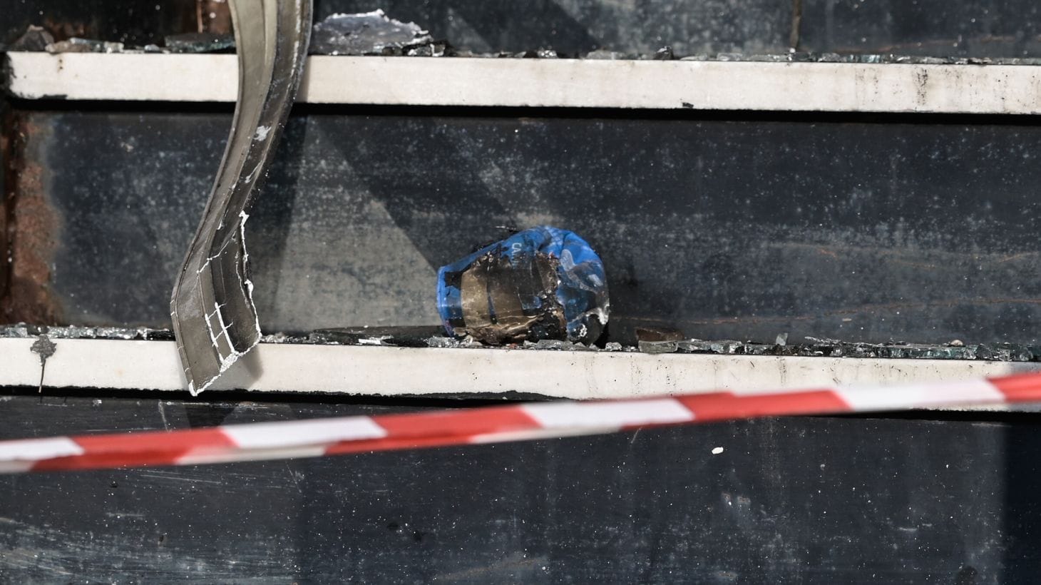 Καμένο γκαζάκι έξω από τα γραφεία της Ομάδας Αλήθειας στην Παλλήνη