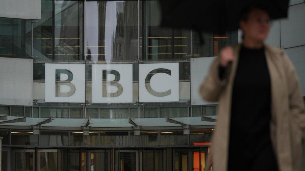 Πολιτικός σεισμός στο BBC μετά την αποκάλυψη παραποιημένου βίντεο με τον Ντόναλντ Τραμπ