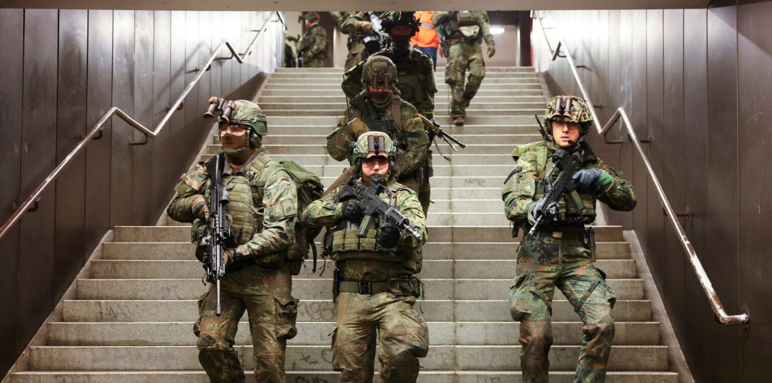 Από το “ποτέ ξανά” στο “πλήρη ισχύ”: Η Γερμανία εξοπλίζεται επενδύοντας 650 δισ. στην άμυνα έως το 2030