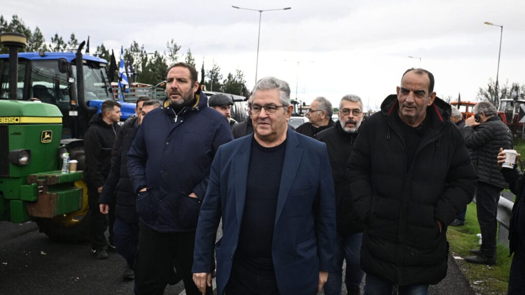 Κουτσούμπας από τα μπλόκα Νίκαιας και Καρδίτσας: «Βαστάτε γερά» – Κουρέτας: «Μαζί θα αγωνιστούμε»