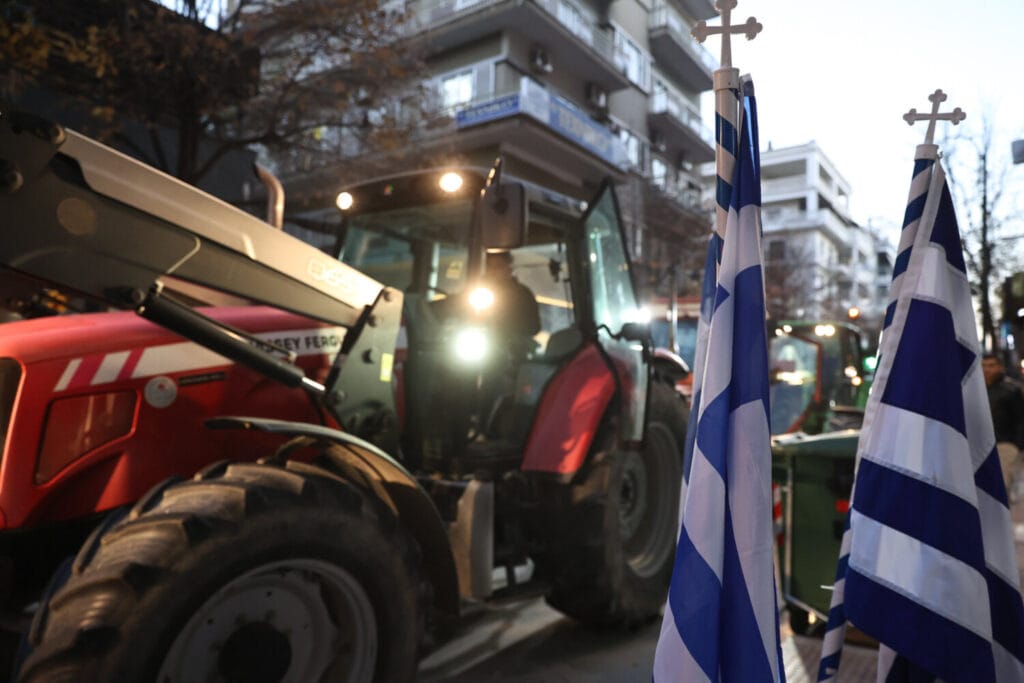 Απόβαση 200 τρακτέρ στην Λάρισα: Σανό στα γραφεία των βουλευτών της Νέας Δημοκρατίας Κέλλα, Χαρακόπουλου και Μπίζιου