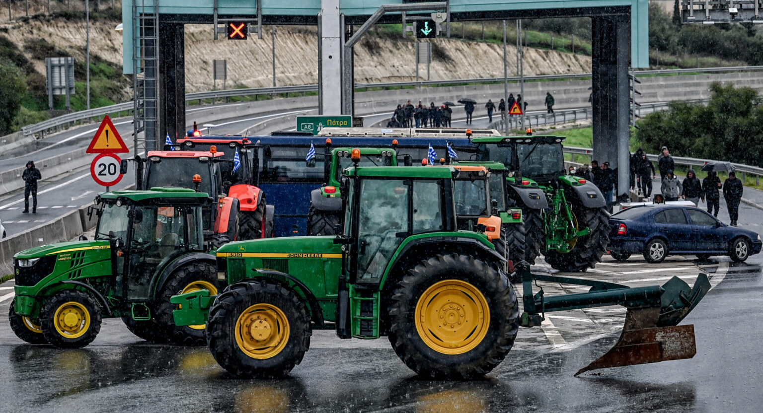 Από το Δερβένι ως τις Μικροθήβες: νέα αγροτικά μπλόκα μέσα στο Σαββατοκύριακο