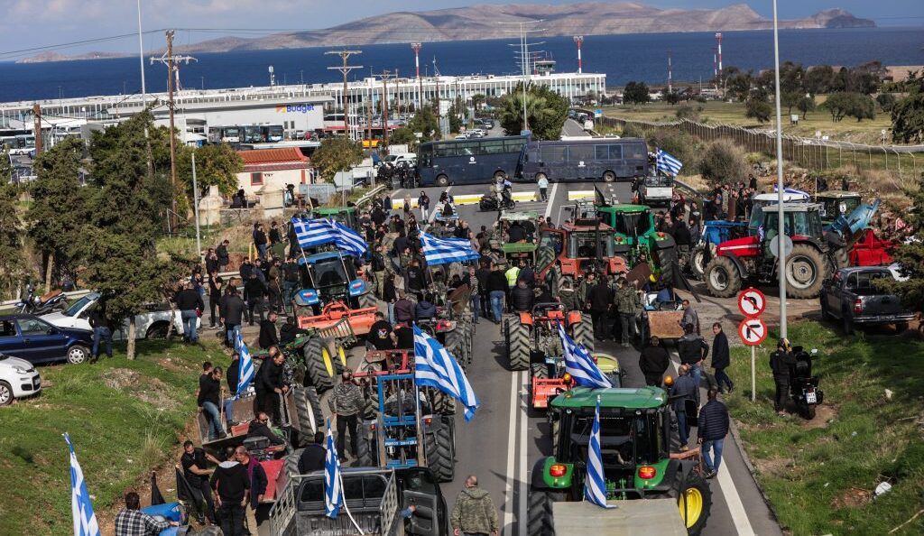 Μάχη για το αεροδρόμιο Ηρακλείου: Αγρότες της Κρήτης συγκρούονται με ΜΑΤ – Πέτρες και χημικά