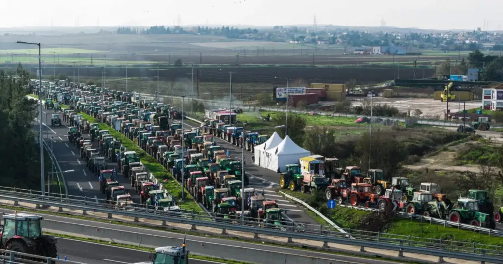 Μπλόκα οργής: Η λάσπη γύρισε μπούμερανγκ