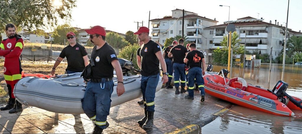 Κακοκαιρία Byron: Ρεκόρ κλήσεων στην Πυροσβεστική – Χιλιάδες πολίτες σε κίνδυνο