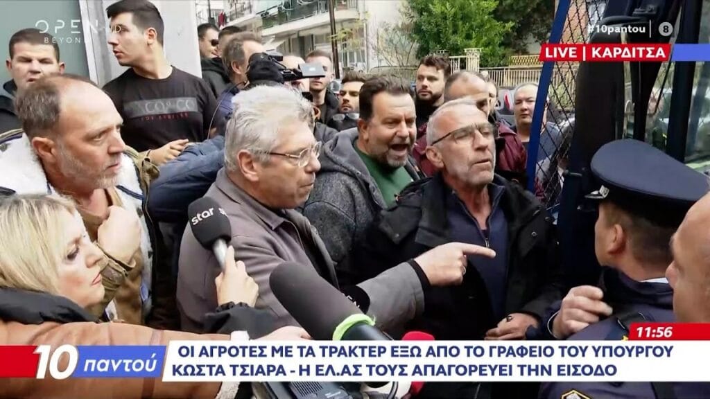 Αγρότες έξω από το γραφείο Κώστα Τσιάρα – Κώστας Τζέλλας: «Να φύγουν τώρα οι κλούβες των ΜΑΤ»