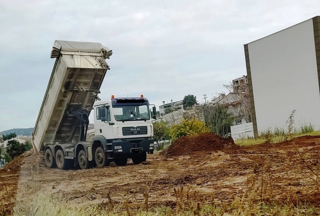 Θεσσαλονίκη Δήμος Δέλτα: Κακουργηματική δίωξη στους έξι συλληφθέντες για οργανωμένη ρίψη μπαζών από το 2020 στην Σίνδο