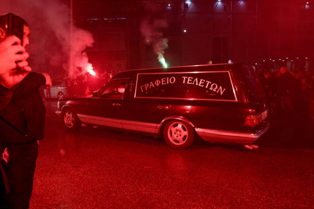 Στο γήπεδο της Τούμπας η πομπή με τους σωρούς των επτά αδικοχαμένων οπαδών του ΠΑΟΚ