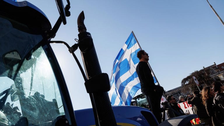 Κυβερνητικό τελεσίγραφο Plan B: Πρόστιμα έως 350€ ημερησίως για τα τρακτέρ στα μπλόκα και αφαίρεση αδειών