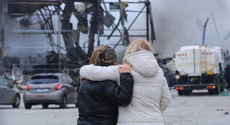 Η «κόλαση» στη Βιολάντα συνεχίζεται: Τέσσερις γυναίκες νεκρές, μία αγνοούμενη – Η ελληνική κοινωνία σε σοκ