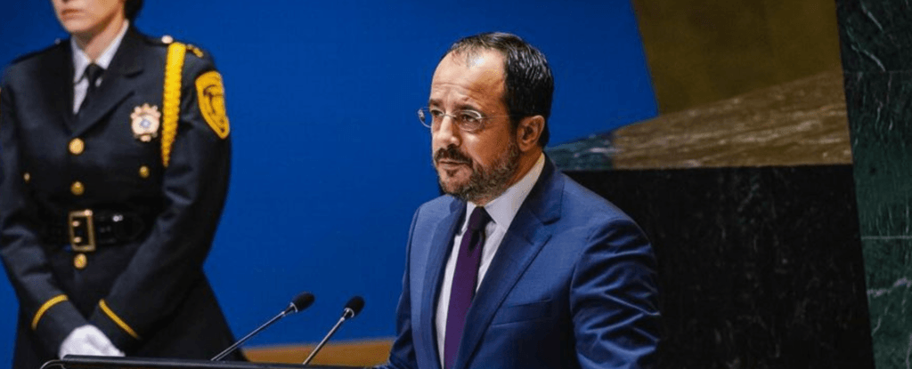 Σκιά εκβιασμού πάνω από τον Νίκο Χριστοδουλίδη – Υβριδική επιχείρηση με ρωσικό αποτύπωμα