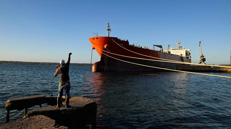Η Μόσχα απλώνει χείρα βοηθείας: Ρωσικό πετρέλαιο καθ’ οδόν προς την Κούβα για ανθρωπιστικούς λόγους