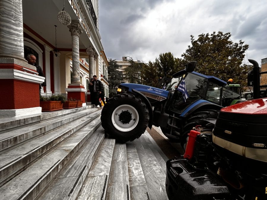 Σέρρες: Τα τρακτέρ έφτασαν μέχρι τα σκαλιά του Διοικητηρίου στη νέα αγροτική κινητοποίηση