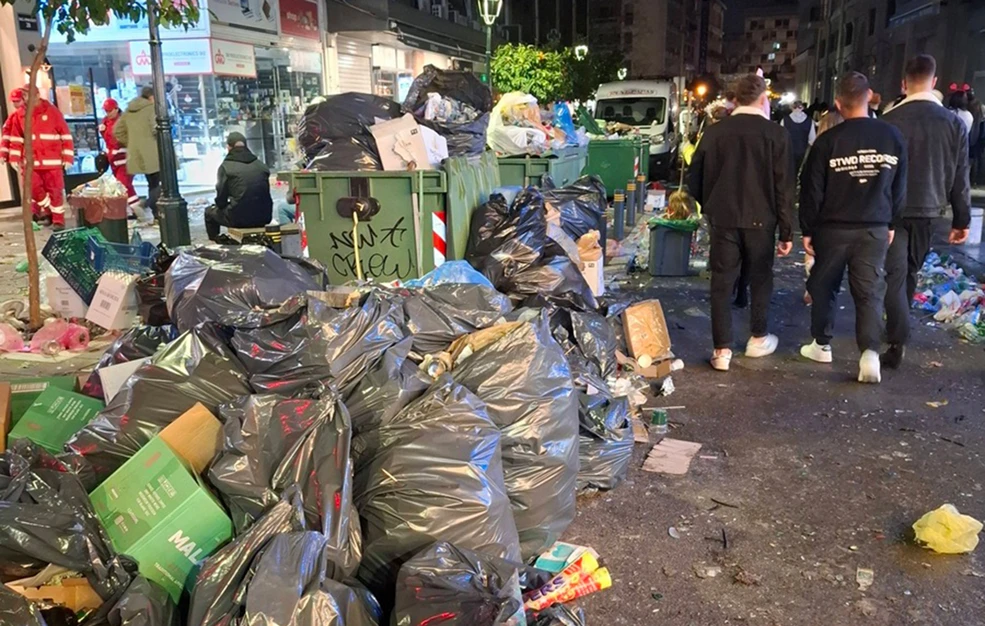 Θεσσαλονίκη: Επιχείρηση «λαμπίκο» μετά τον σκουπιδότοπο της Τσικνοπέμπτης