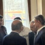 «Μπλόκο» αγροτών στο Imperial – Σύντομη συνάντηση με Μητσοτάκη είχαν Λαρισαίοι αγρότες