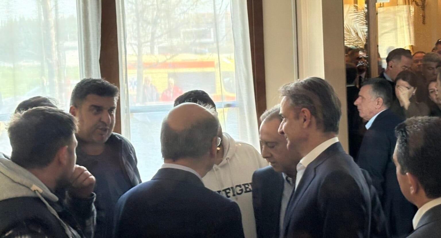 «Μπλόκο» αγροτών στο Imperial – Σύντομη συνάντηση με Μητσοτάκη είχαν Λαρισαίοι αγρότες