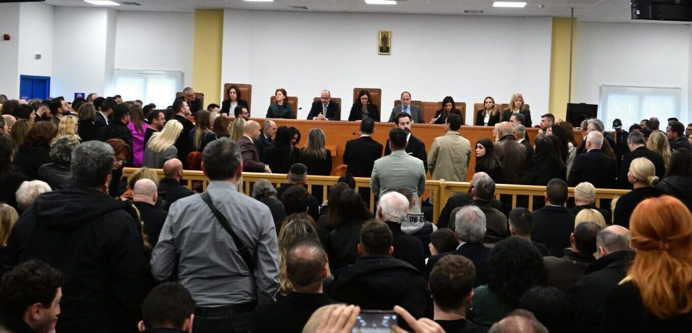 Δίκη για Τέμπη: Πρεμιέρα ντροπής με συνεχείς διακοπές, ασφυξία, λιποθυμίες και απαξίωση – Διεκόπη για την 1η Απριλίου η δίκη