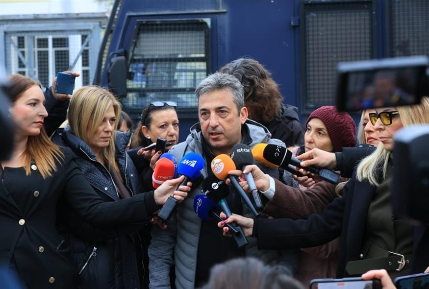 Δίκη για τα Τέμπη – Παύλος Ασλανίδης: «Δικαίωση θα ήταν να γύριζαν τα παιδιά – Εμείς θέλουμε τιμωρία των ενόχων»