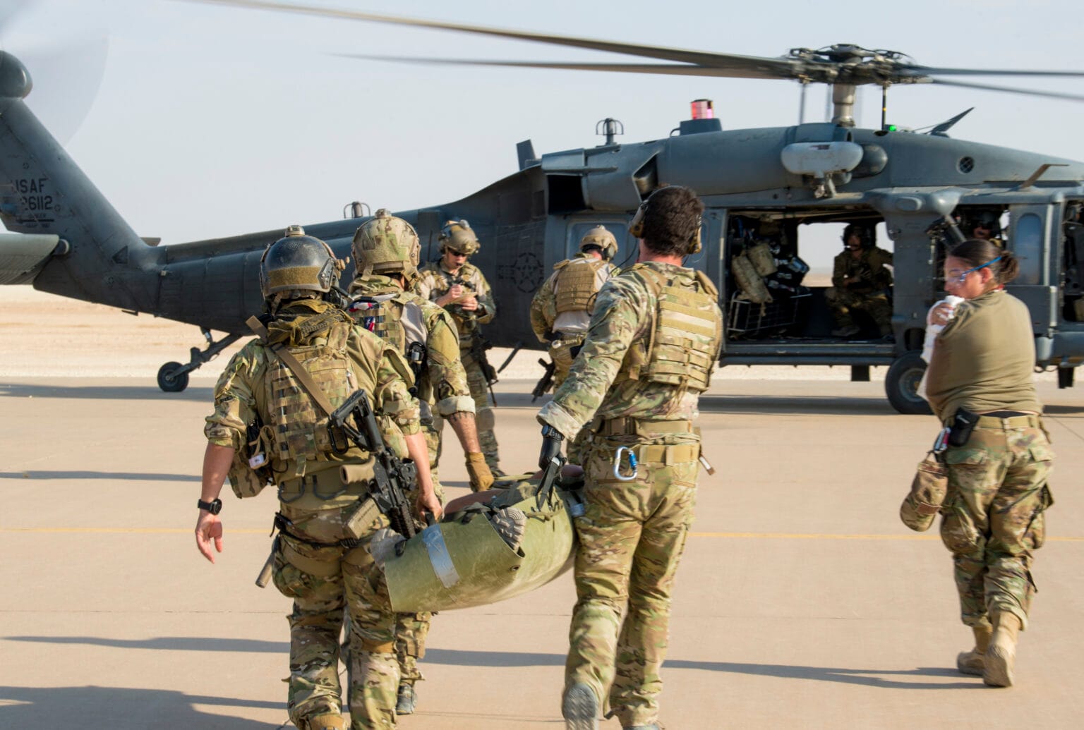 Διασώθηκε ο δεύτερος πιλότος του F‑15 μετά από κόλαση πυρών στα βουνά του Ιράν – Μήνυμα Τραμπ: «Τον έχουμε!»