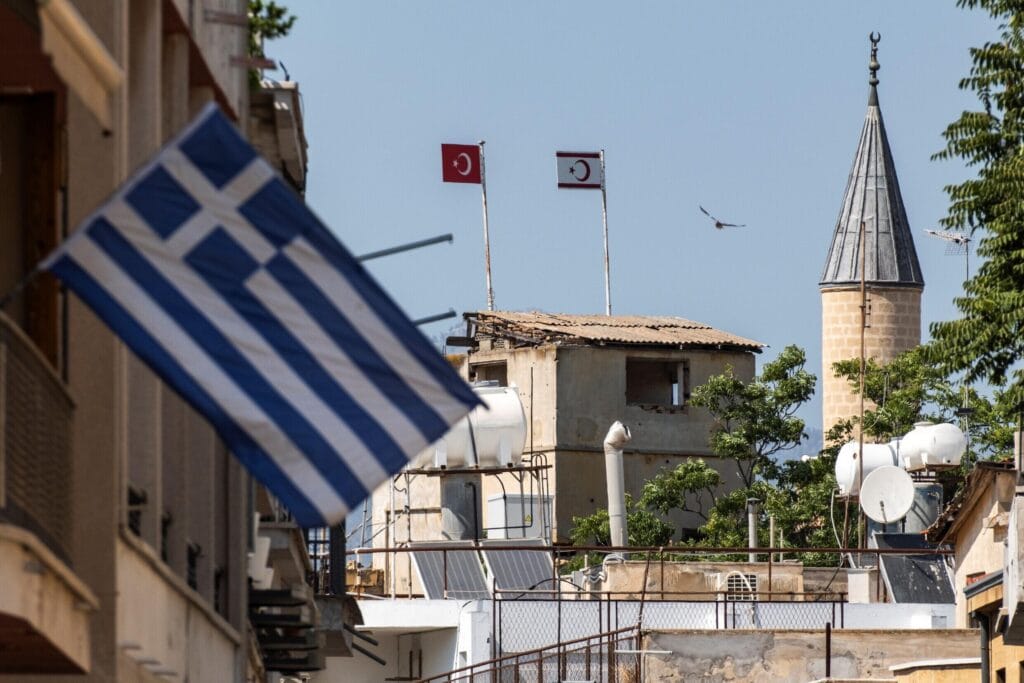 Κύπρος σε ένταση: Άρματα μάχης και κυανόκρανοι στη νεκρή ζώνη – Νέα πρόκληση στα κατεχόμενα»