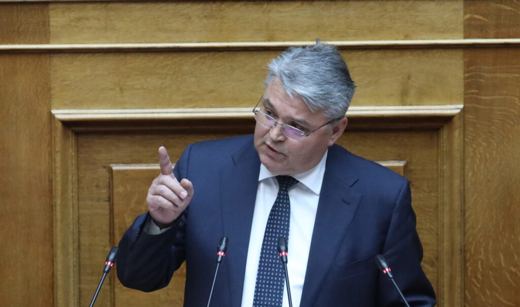 Δημήτρης Νατσιός κατα της ΝΔ στην Βουλή: «Όσο δεν πάτε σε εκλογές κρατάτε σε ομηρία την πατρίδα – Είστε κόμμα υποδίκων»