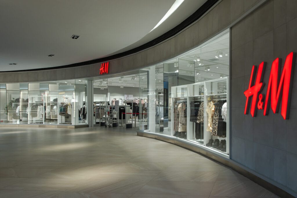 Η H&M «στριμωγμένη» από Zara και Shein: 4 δισ. απούλητα ρούχα «πνίγουν» την σουηδική αυτοκρατορία των Persson