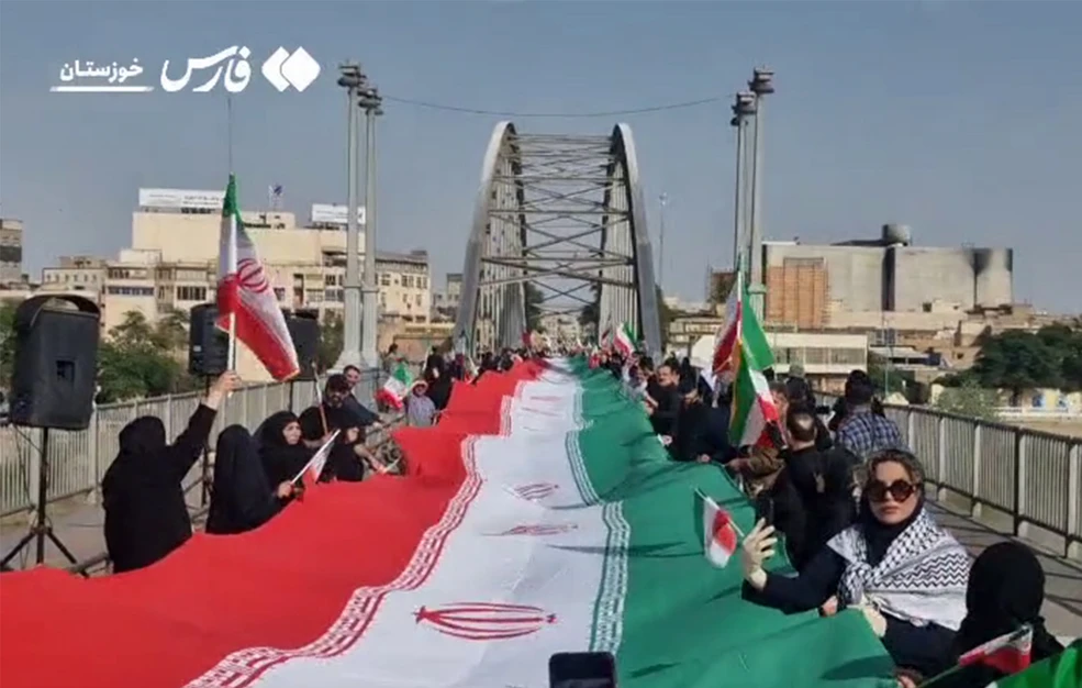 Ιράν: Ανθρώπινες αλυσίδες γύρω από κρίσιμες υποδομές ως «ασπίδα» και ως μήνυμα ενόψει του τελεσιγράφου Τραμπ