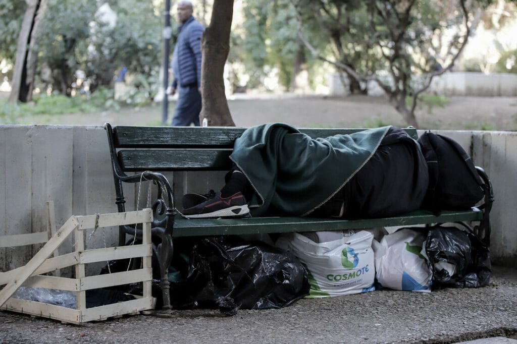 Απογραφή Αθήνας: 7 στους 10 άστεγους είναι Έλληνες – Το 72,2% έχασε το σπίτι λόγω λόγω χρεών, ανεργίας και ενοικίων
