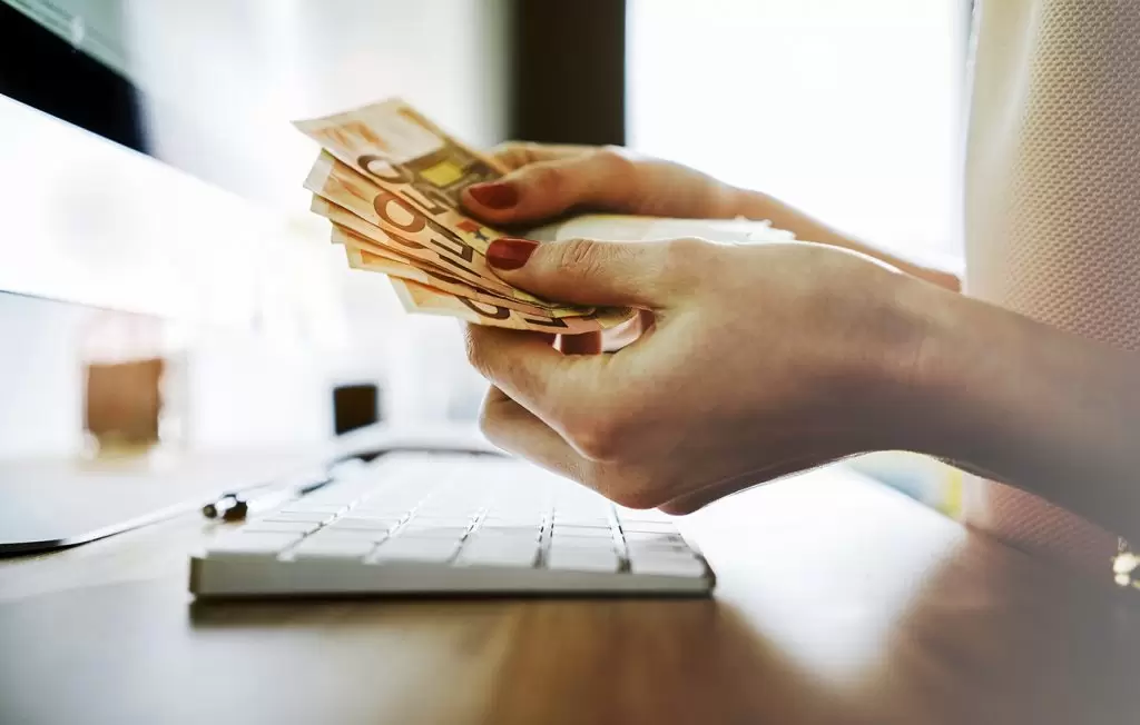 Οι μισθοί στην Ελλάδα: 8 στους 10 εργαζόμενους μικρών επιχειρήσεων κοντά στον κατώτατο – 1 στους 3 Έλληνες έως 1.000 ευρώ