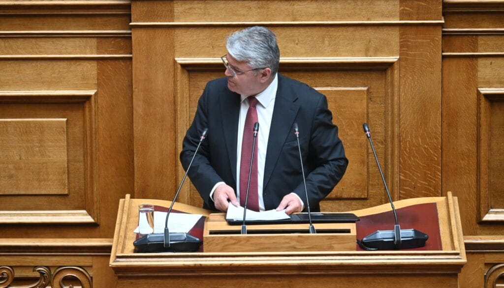 Ο Δημήτρης Νατσιός προκαλεί την κυβέρνηση: «Να βγάλετε ένα διάταγμα να υποχρεωθούν οι βουλευτές να πάρουν προσωπικό αριθμό»