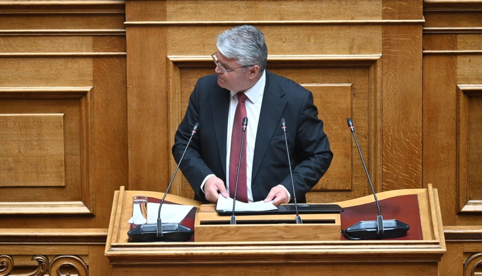 Ο Δημήτρης Νατσιός προκαλεί την κυβέρνηση: «Να βγάλετε ένα διάταγμα να υποχρεωθούν οι βουλευτές να πάρουν προσωπικό αριθμό»