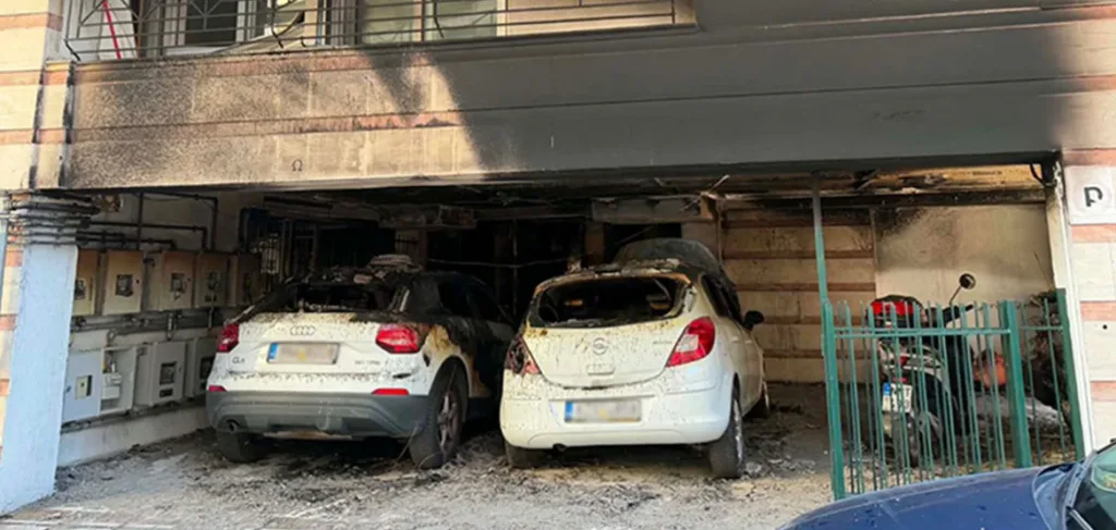 Θεσσαλονίκη: Επιθέσεις με γκαζάκια σε σπίτια τριών στελεχών της ΝΔ – Πέντε τραυματίες, η μία διασωληνωμένη στη ΜΕΘ (video)