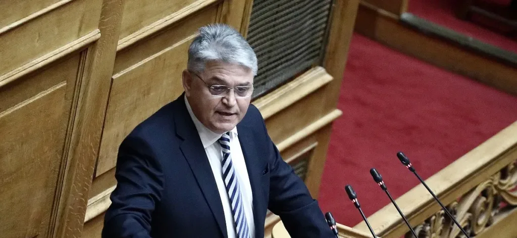 Ο Δημήτρης Νατσιός σφυροκοπά ΝΔ: «Κοιμάστε με τα τσαρούχια ενώ αδειάζει ο Έβρος – Μόνο τον αέρα δεν έχετε πουλήσει ακόμη» (vid)