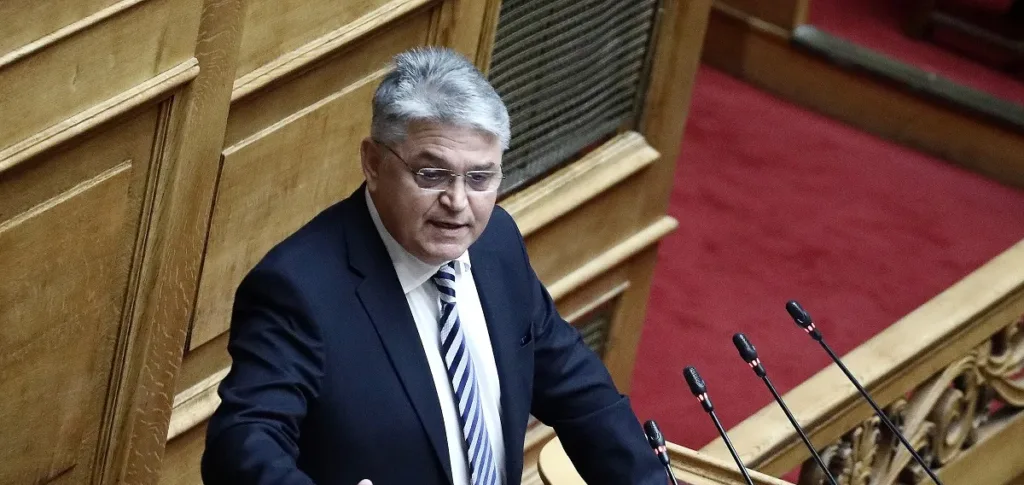 Νατσιός στη Βουλή: «Είστε μια κυβέρνηση θίασος που γονατίζει την κοινωνία, διαλύει την ενέργεια και αφήνει την Ελλάδα χωρίς παιδιά»