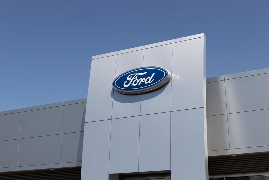 Επιστροφή στην ανθρώπινη εμπειρία: Η Ford επαναπροσλαμβάνει τους 350 βετεράνους μηχανικούς – Η AI δεν είδε τα ελαττώματα