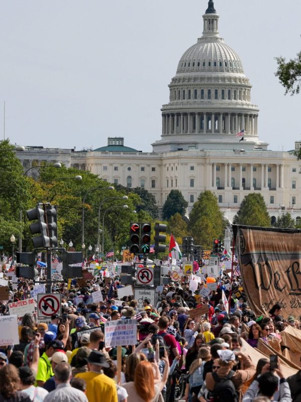Το No Kings απέναντι στον Τραμπ: Η Αμερική στους δρόμους